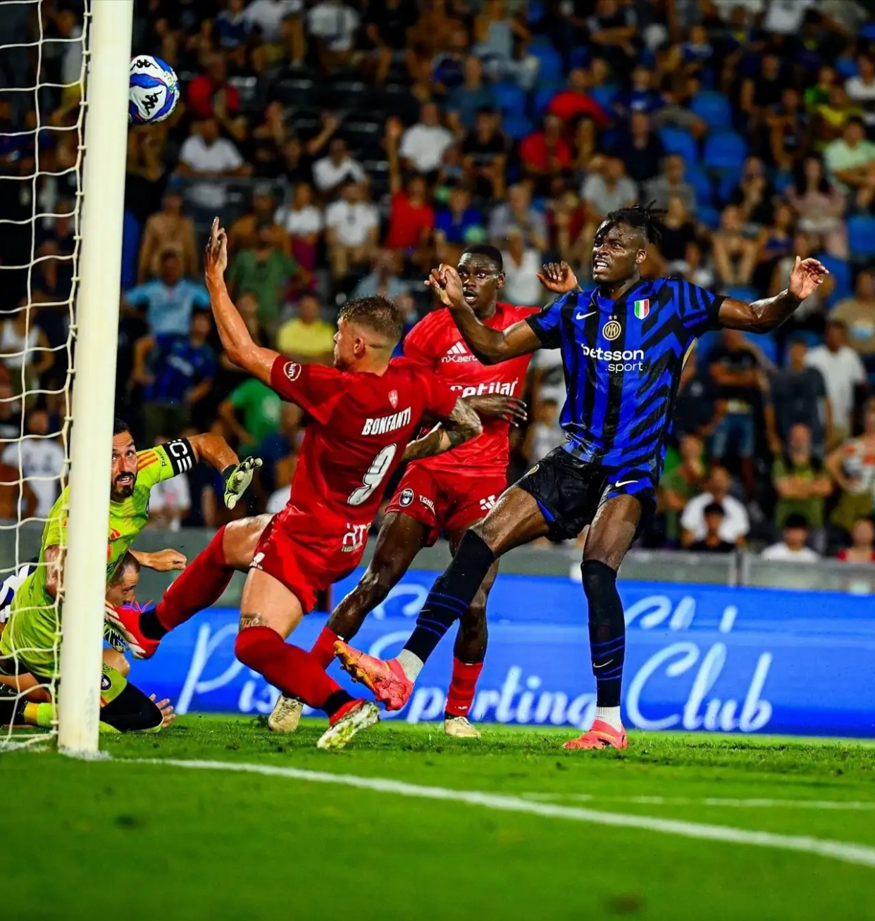 塞尔维亚不敌意大利，小组赛出线形势日益严峻，战绩斐然