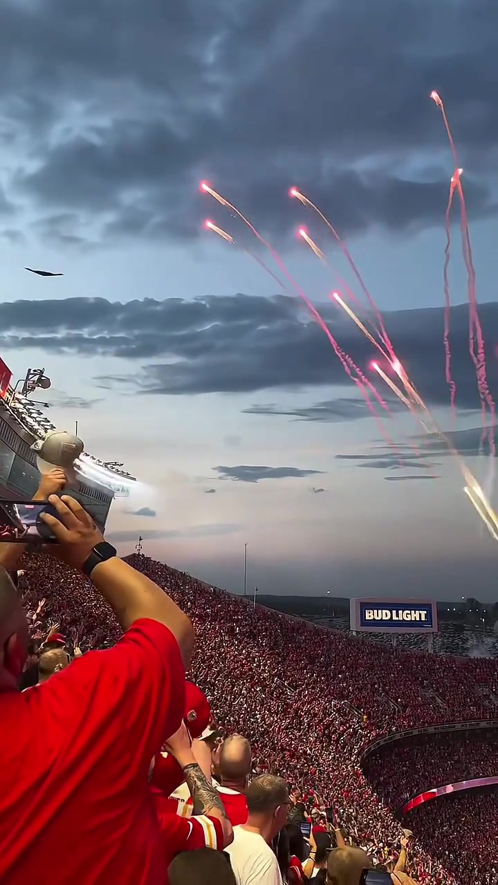 强劲的进攻轰炸,助球队获得胜利,振奋人心 强劲的进攻轰炸,助球队获得胜利,振奋人心