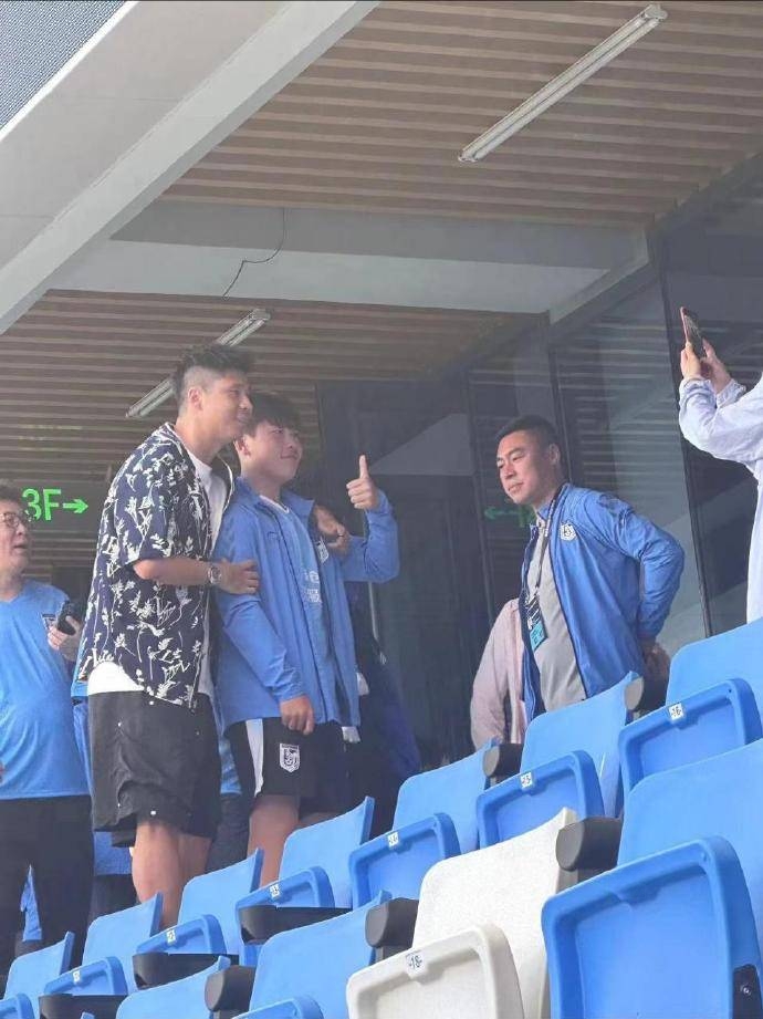 包含大连人备战足球赛，备战国际比赛，掌声雷动的词条