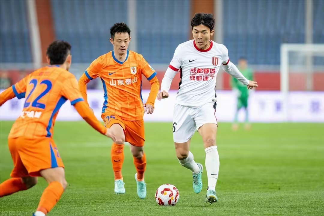 EDG横扫C9，JackeyLove开启传奇时刻焦点之战八强赛，点燃全场激情