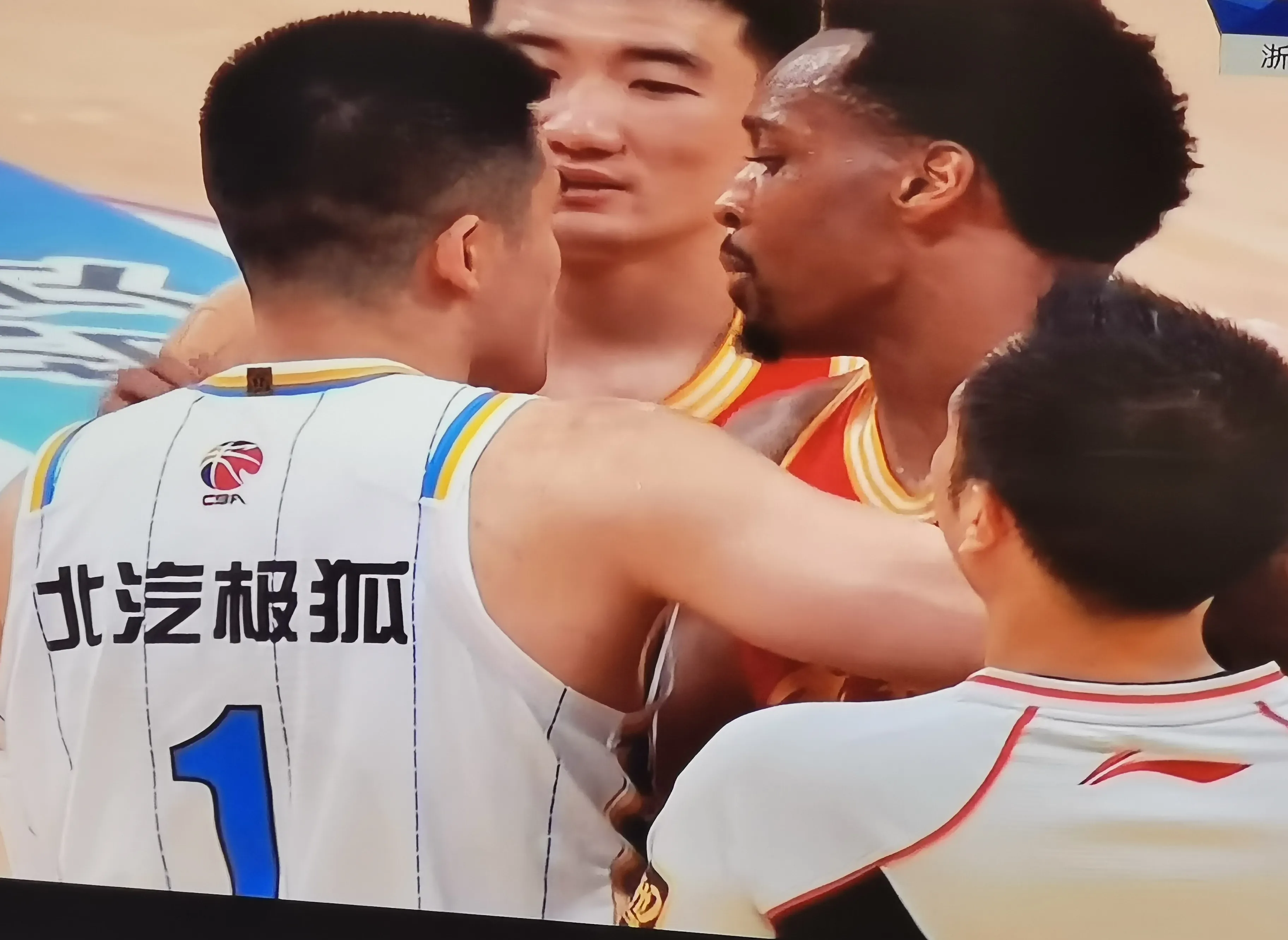 山东队轻取灰熊，浓眉哥统治全场